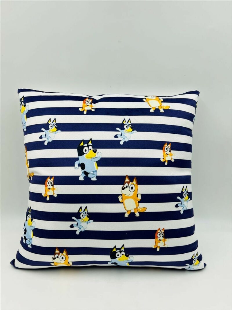 Βελούδινο Μαξιλάρι BBC Studios Bluey 600 38X38 White-Sky Blue 100% Velboa 5377164