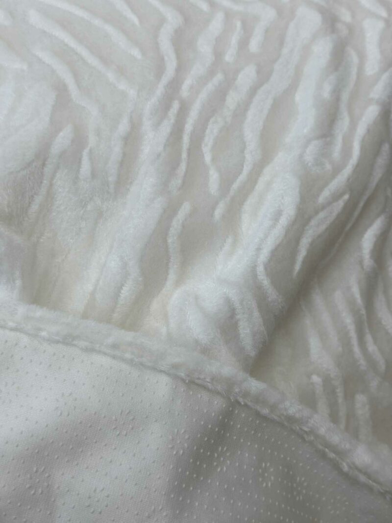 Αντιολισθητικό ριχτάρι βελούρ flame εκρού μεμονωμένα 180×300 LINEAHOME 5008933