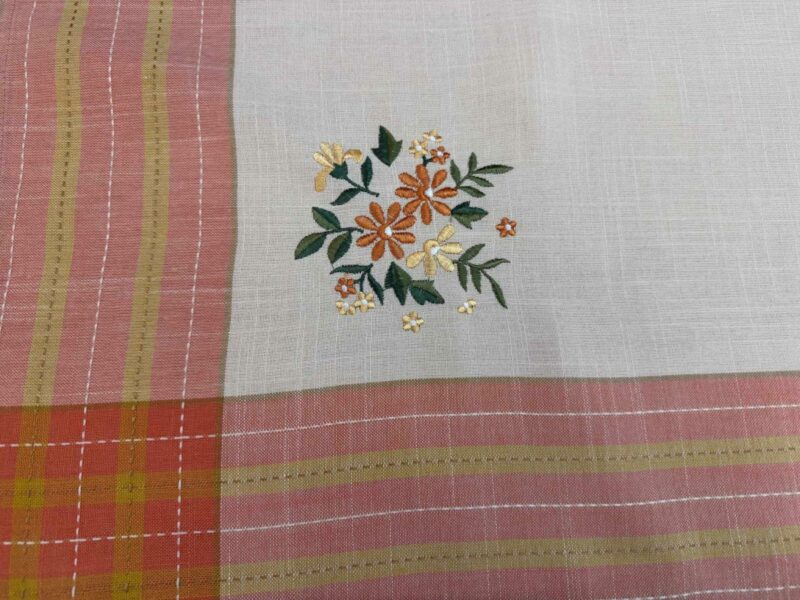 ΤΡΑΠΕΖΟΜΑΝΤΗΛΟ ΛΙΝΟ ΜΕ ΚΕΝΤΗΜΑ PICNIC 140Χ140 LINEAHOME 5604043